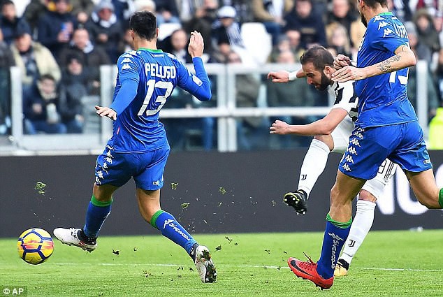 higuain lap hat trick juventus dai thang 7 0