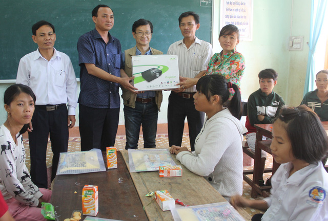 giao su nhat ban nhen yeu thuong cho tre khuyet tat vung que ngheo binh dinh