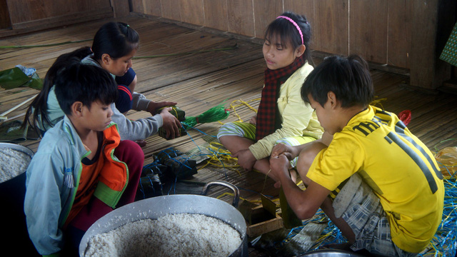 thay tro cung goi banh chung tang ban ngheo an tet