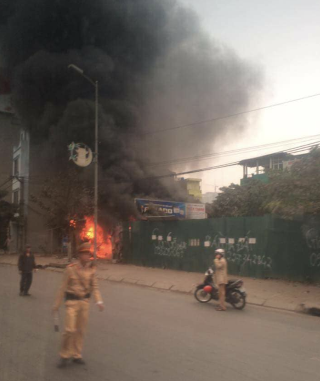 ha noi xuong sua chua lop o to bat ngo chay du doi