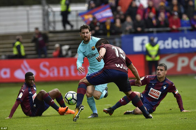 luis suarez toa sang barcelona vung ngoi dau la liga