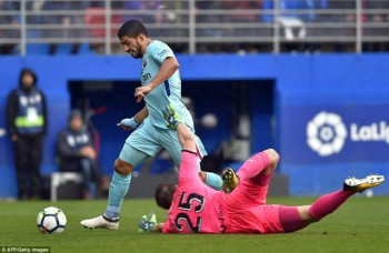 Luis Suarez tỏa sáng, Barcelona vững ngôi đầu La Liga