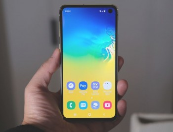 Samsung Galaxy S10E: Đổi thủ đáng gờm của iPhone XR