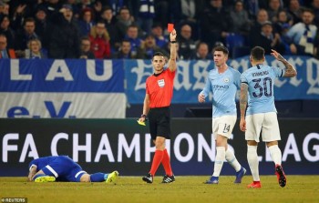 Với 10 người, Man City vẫn ngược dòng hạ Schalke 04