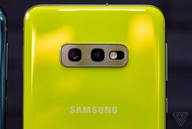 samsung galaxy s10e doi thu dang gom cua iphone xr