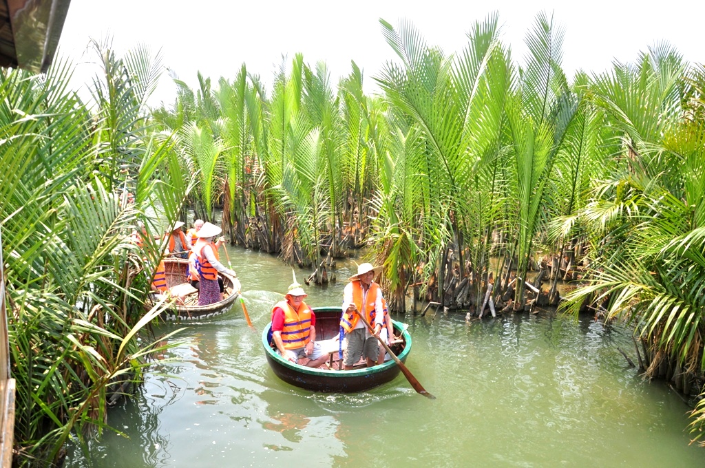 hoi an chan chinh tinh trang du lich bat nhao o rung dua bay mau