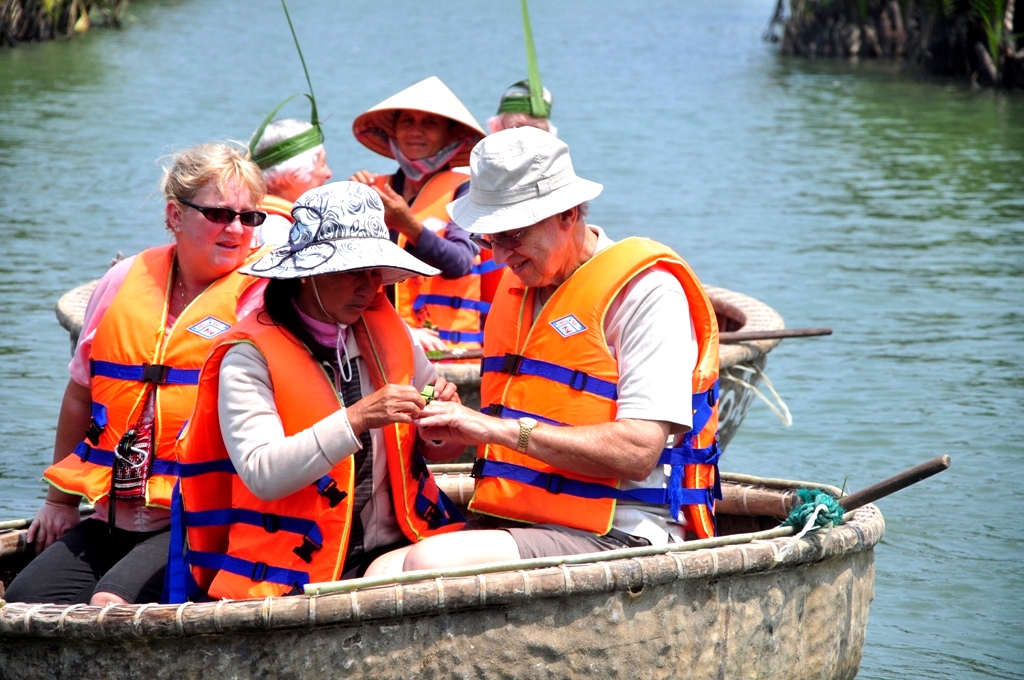 hoi an chan chinh tinh trang du lich bat nhao o rung dua bay mau