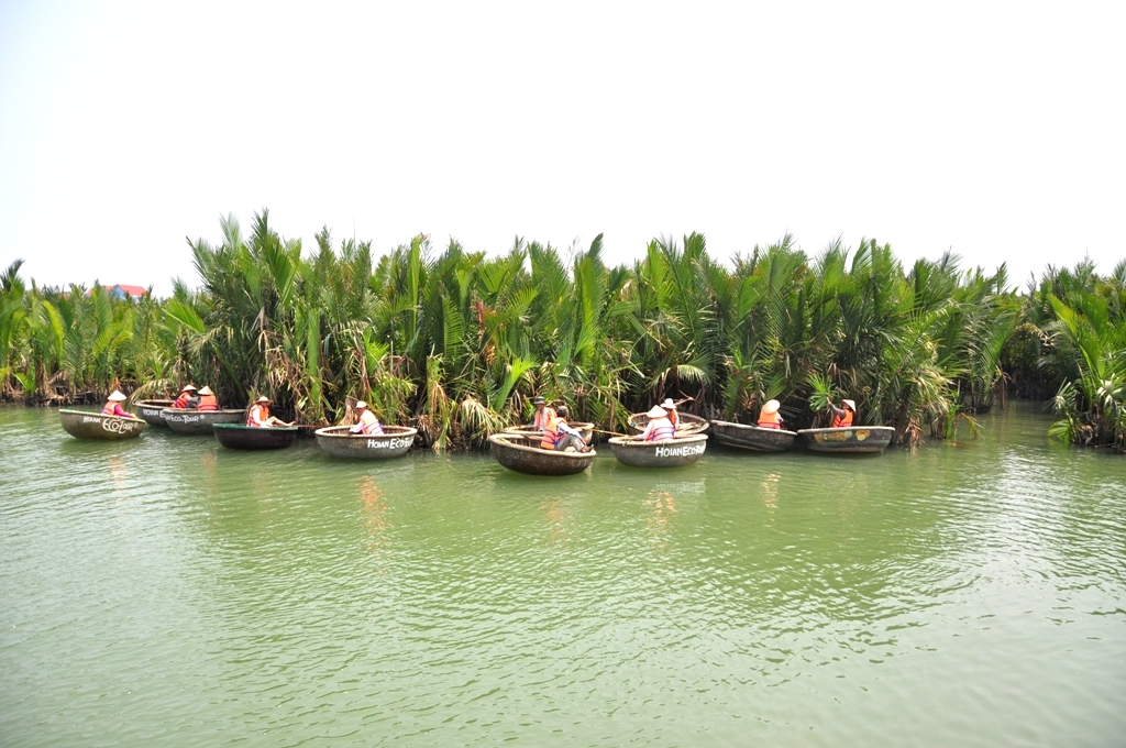 hoi an chan chinh tinh trang du lich bat nhao o rung dua bay mau