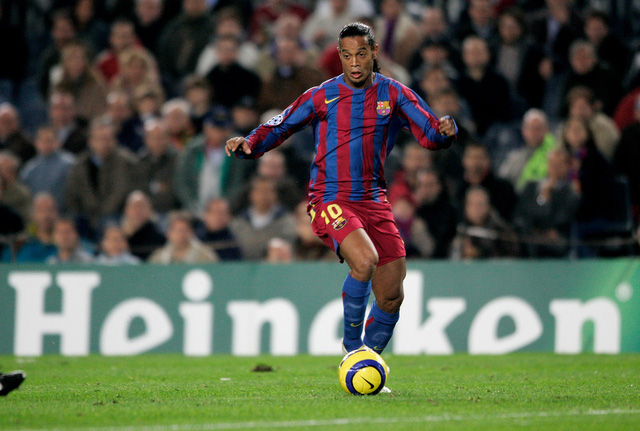 cuu sieu sao ronaldinho se mang cup uefa champions league den viet nam