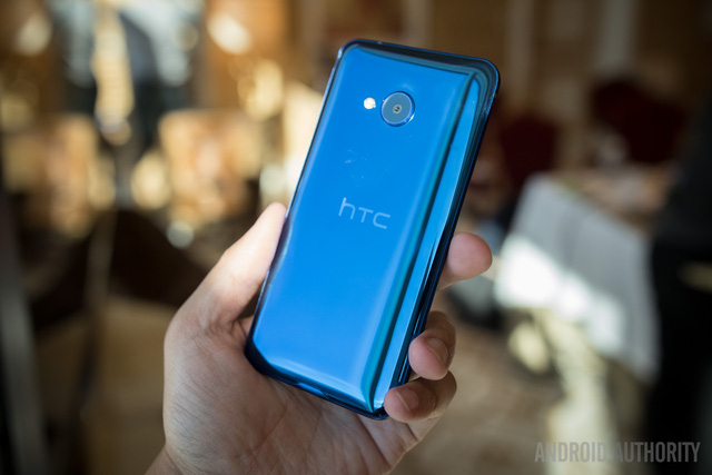 htc u ultra sapphire chay hang chi sau 1 gio giam soc 50