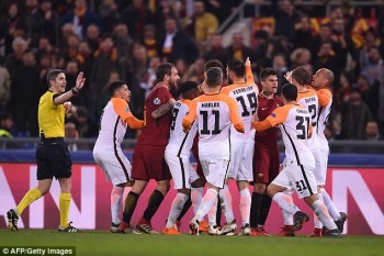 Người cũ của Man City đưa AS Roma vào tứ kết Champions League