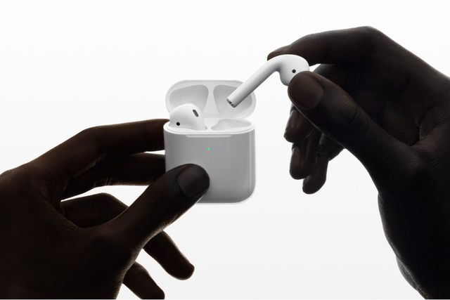 apple trinh lang airpods the he thu 2 pin lau hon sac khong day tich hop siri