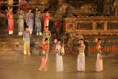 tai hien hoi hoa hue tren ta ao dai tai festival nghe truyen thong