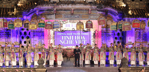 tai hien hoi hoa hue tren ta ao dai tai festival nghe truyen thong