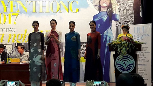 tai hien hoi hoa hue tren ta ao dai tai festival nghe truyen thong