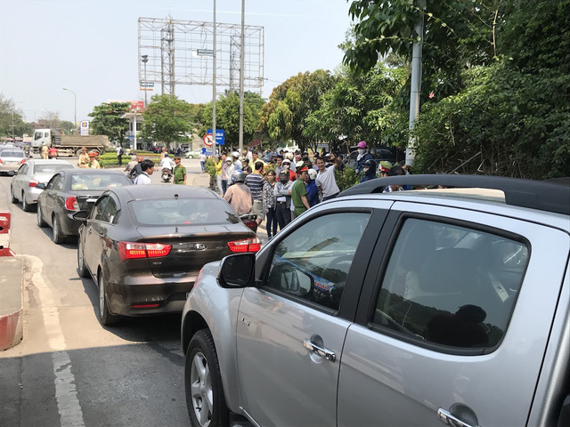 mien phi qua cau ben thuy 1 voi nguoi dan dia phuong