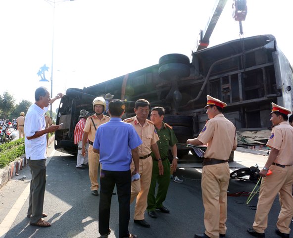 xe buyt lat nghieng de len xe may 2 vo chong tu vong