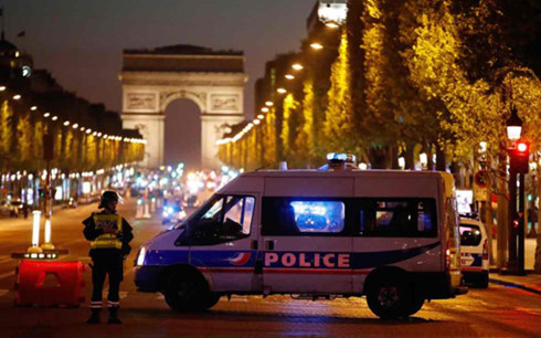 is nhan trach nhiem vu xa sung tren dai lo champs elysees