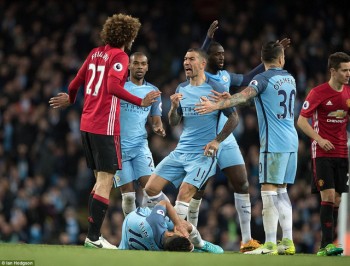 Fellaini nhận thẻ đỏ, MU vẫn xuất sắc cầm hòa Man City