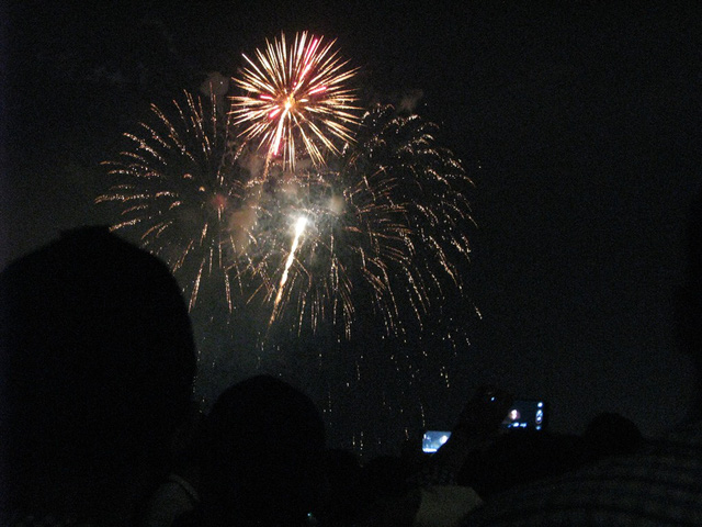 da nang cho phep tau thuyen cho khach xem phao hoa