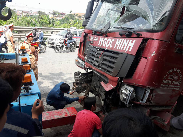 ha noi xe container dam hong 2 nha dan