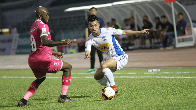 bau duc chua noi chuyen bo v league voi cac cau thu ha gia lai