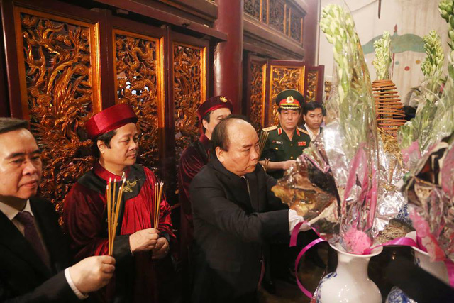 thu tuong nguyen xuan phuc dang huong tuong nho cac vua hung