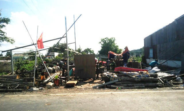 Lốc xoáy làm hàng chục nhà dân bị hư hại loc xoay lam hang chuc nha dan bi hu hai
