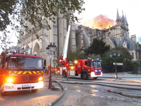 hoa hoan tan pha nghiem trong nha tho duc ba paris