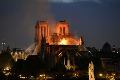 hoa hoan tan pha nghiem trong nha tho duc ba paris