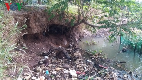 ben tre cat tac van tung hoanh tren song