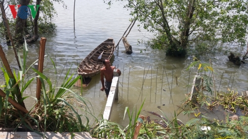 ben tre cat tac van tung hoanh tren song