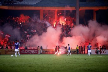 HLV Hà Nội FC phản ứng với màn đốt pháo sáng của CĐV Hải Phòng