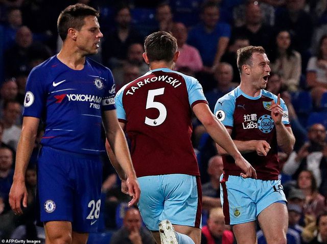 chelsea 2 2 burnley 24 phut dau tien soi dong