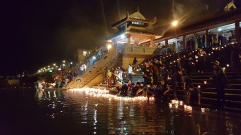 Thả hoa đăng tri ân các anh hùng, liệt sĩ trên sông Thạch Hãn