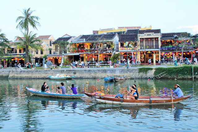 ngam ve dep binh di lam say long du khach cua pho co hoi an