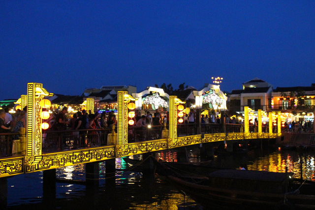 ngam ve dep binh di lam say long du khach cua pho co hoi an