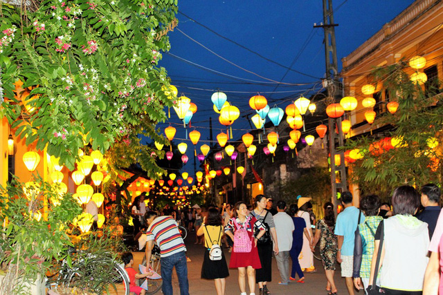 ngam ve dep binh di lam say long du khach cua pho co hoi an