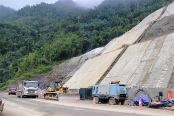 Bất thường trong chỉ định thầu nhiều dự án lớn ở tỉnh Hoà Bình