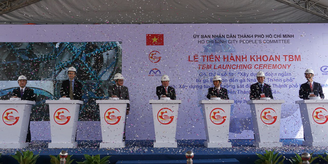 Mũi khoan đầu tiên của robot “quái vật” 300 tấn dưới lòng Sài Gòn mui khoan dau tien cua robot quai vat 300 tan duoi long sai gon