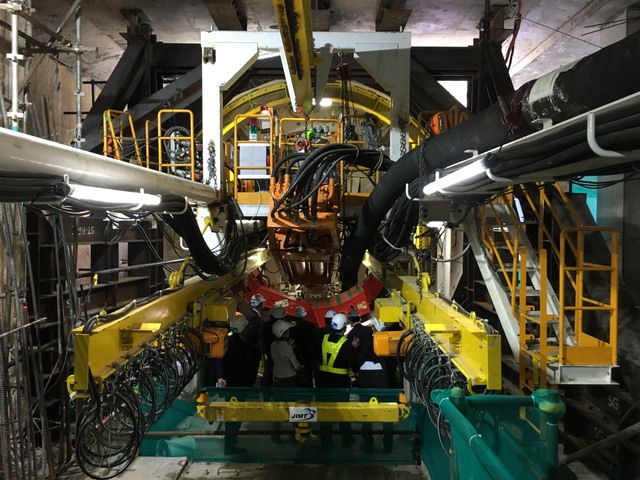 Mũi khoan đầu tiên của robot “quái vật” 300 tấn dưới lòng Sài Gòn mui khoan dau tien cua robot quai vat 300 tan duoi long sai gon