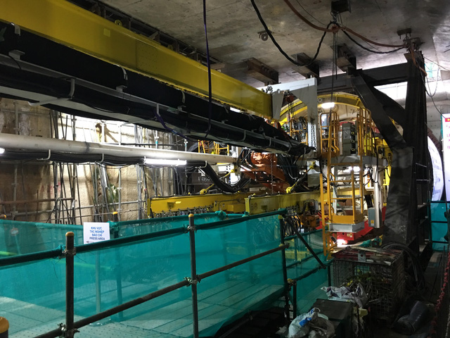 Mũi khoan đầu tiên của robot “quái vật” 300 tấn dưới lòng Sài Gòn mui khoan dau tien cua robot quai vat 300 tan duoi long sai gon