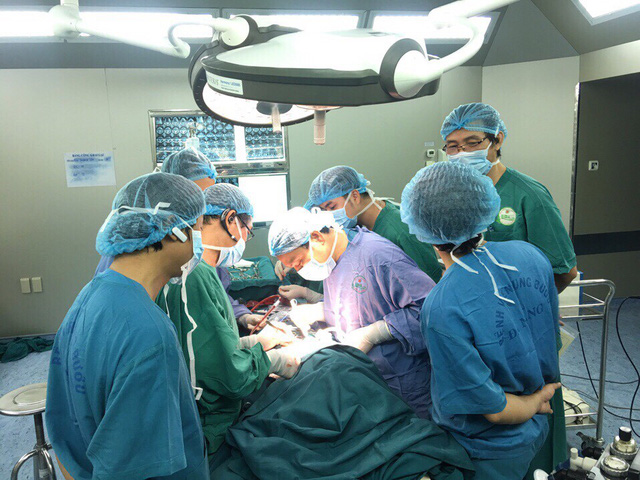 Cứu thành công ca ung thư tuyến giáp di căn vào lòng khí quản cuu thanh cong ca ung thu tuyen giap di can vao long khi quan