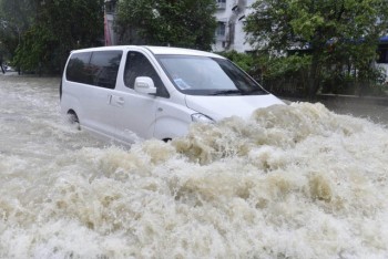 Cần làm gì khi ô tô bị ngập nước?