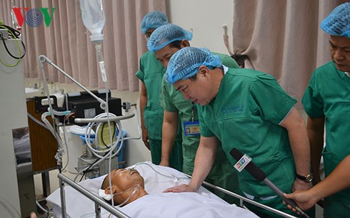 Chủ tịch UBND TP.HCM thăm hiệp sĩ bị nhóm cướp SH đâm trọng thương