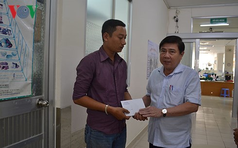 Chủ tịch UBND TP.HCM thăm hiệp sĩ bị nhóm cướp SH đâm trọng thương chu tich ubnd tphcm tham hiep si bi nhom cuop sh dam trong thuong