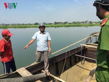 Phạt 40 triệu đồng đối với 17 thuyền khai thác cát sỏi trái phép