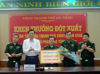 Đà Nẵng thưởng “nóng” trinh sát phòng chống ma tuý của bộ đội biên phòng