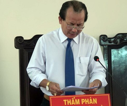 tham phan bi dinh chi noi khong tieu cuc khi xu an treo vu dam o