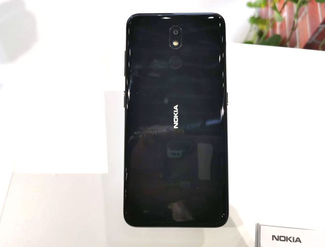 nokia mang smartphone pin 2 ngay ve viet nam gia tu 29 trieu dong